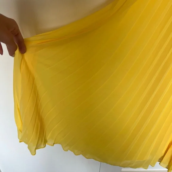 Beautiful yellow gown! - Picture 6 of 7